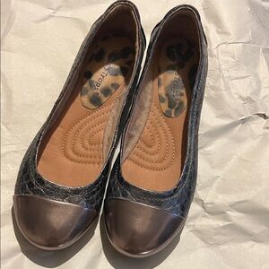BareTraps Black and Brown Flats
